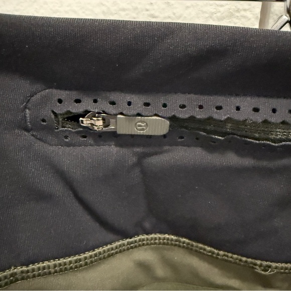 Lululemon Green and Black Smooth Stride Crop - Picture 9 of 16